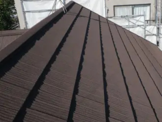 ブラウン色のジンカリウム鋼板屋根